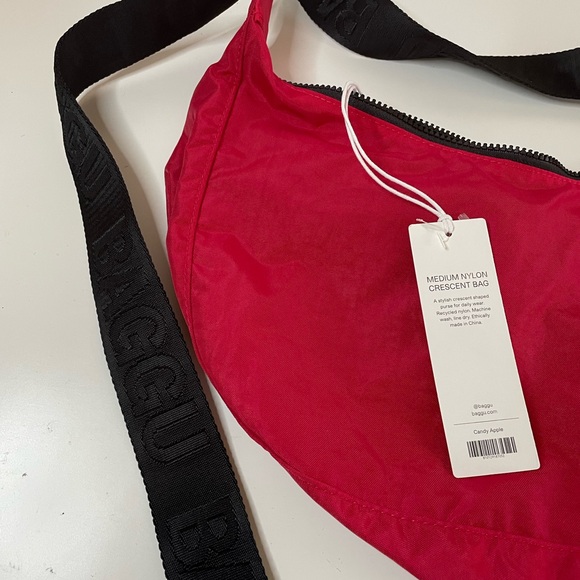 NWT BAGGU Medium Nylon Crescent Bag - Candy Apple - Picture 7 of 13